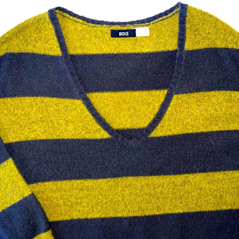 ⭐️ BDG ⭐️VINTAGE OVERSIZED KNIT RELAXED FIT V-NECK PULLOVER SWEATER SIZE XS/S - Picture 5 of 11